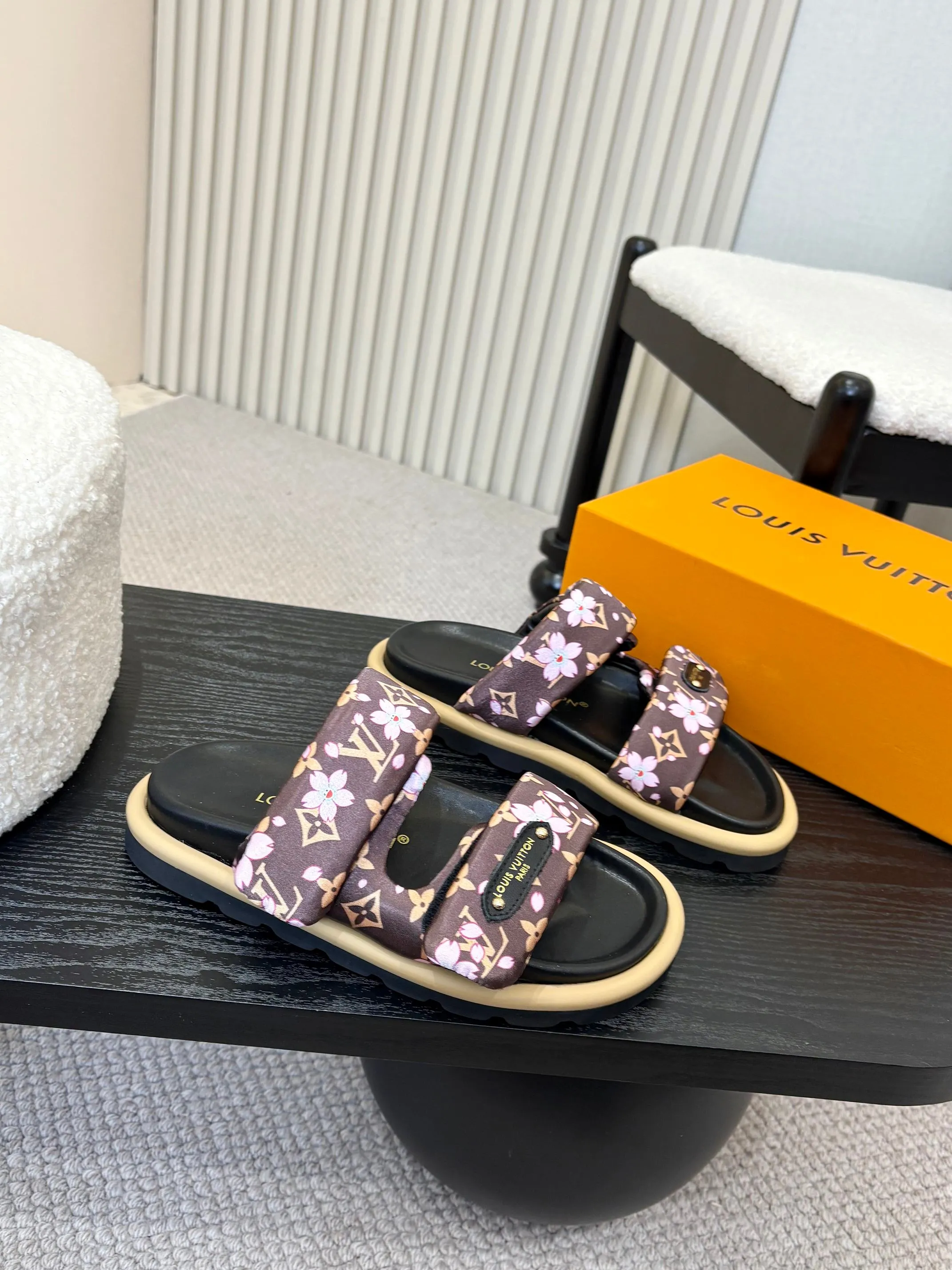 👟👟Ex-factory price 420👟👟 Women's shoes Women's clothing Mimi [lv] new slippers are hot. They have been selling before taking pictures. You can imagine the popularity. It is still a classic old pattern with customized logo buttons. It is very suitable for daily casual home. The 3] color options are all so beautiful and delicate, noble yet elegant. Highly recommended. Xinpinxing + show bdetails Standard code number: |35-46 Color: black, presbyopia brown, white
